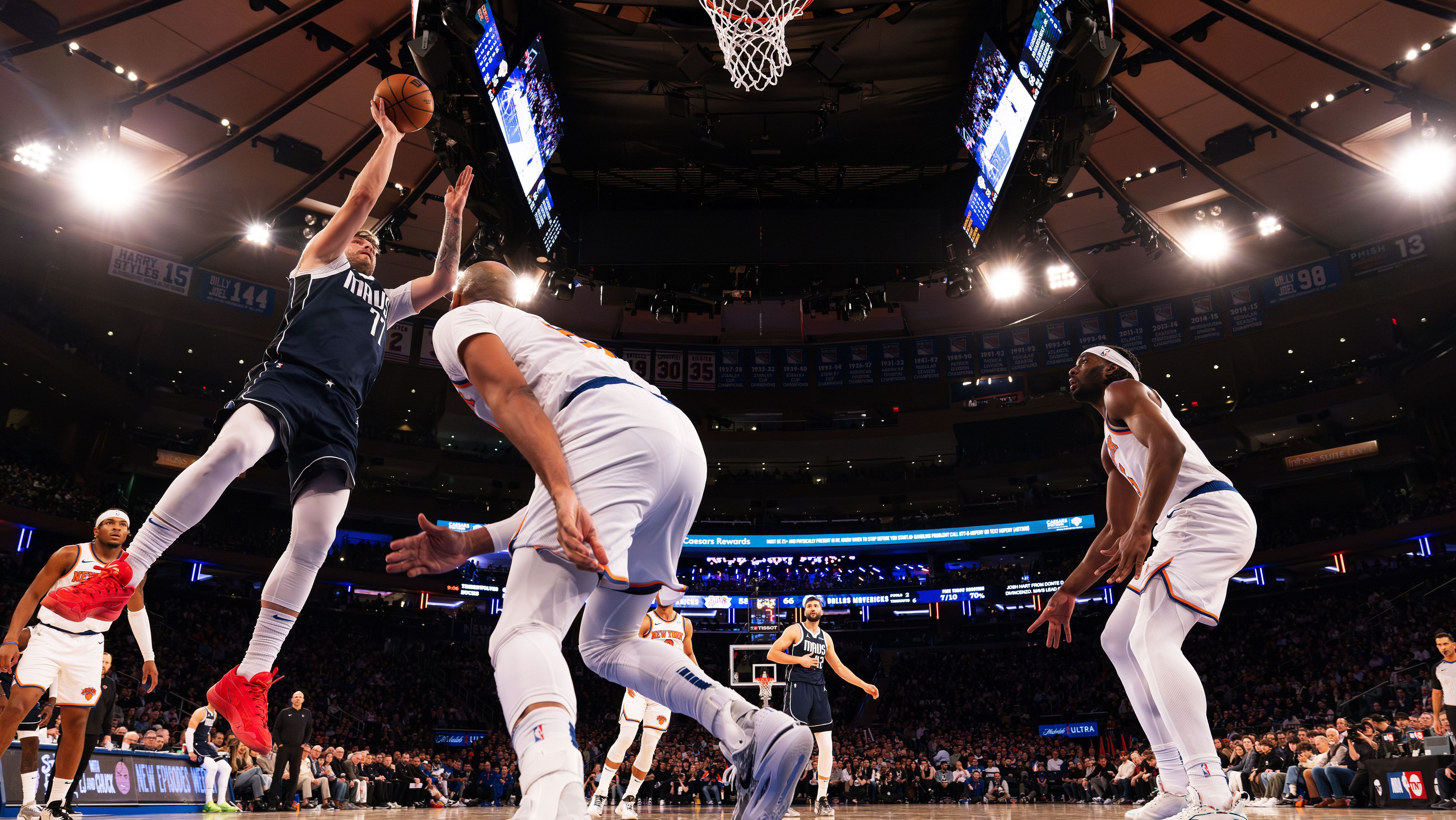 <strong>14. Dallas Mavericks (zuvor Rang 15, 29:23)</strong> <br>Der Deadline Day der Mavs wird unterschiedliche bewertet. Dallas hat wichtige Picks verloren. Auch Curry, Williams und Holmes gehören der Kidd-Truppe nicht mehr an. Dafür dürfen Gafford und vor allem P.J. Washington nun für die Mavs ran. Hätte Dallas auch noch Dinwiddie bekommen, würde vielleicht wirklich was gehen.