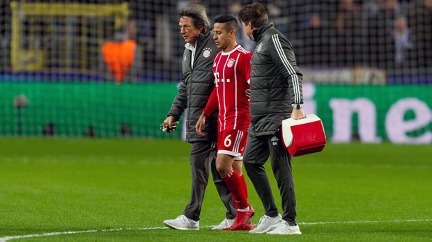 
                <strong>Thiago</strong><br>
                Schlimmer als Robben dürfte es Thiago erwischt haben. Der Spanier musste in Anderlecht ebenfalls vorzeitig vom Feld, wohl wegen einer schweren Muskelverletzung. Nach dem Spiel sagte Sportdirektor Hasan Salihamidzic, er gehe von einer mehrmonatigen Zwangspause des 26-Jährigen aus. "Thiago war in der Kabine sehr niedergeschlagen", sagte Mannschaftskollege Sebastian Rudy nach Schlusspfiff. Damit dürfte das Fußball-Jahr 2017 für Thiago vorzeitig beendet sein.
              