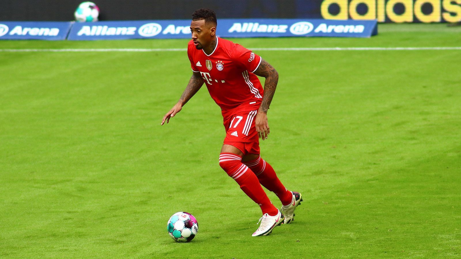 
                <strong>Jerome Boateng (FC Bayern München)</strong><br>
                Bayern-Coach Hansi Flick machte sich in den vergangenen Monaten für einen Verbleib von Jerome Boateng beim deutschen Rekordmeister stark, ein Comeback in der Nationalmannschaft steht ebenfalls im Raum. Warum auch nicht? Seit der Übernahme des Trainerpostens durch Flick im Herbst 2019 fand der 32-Jährige zurück zu alter Stärke, überzeugte durch Zweikampfstärke und gutes Stellungsspiel. Und vor allem in der Innenverteidigung hat die DFB-Elf Probleme.
              