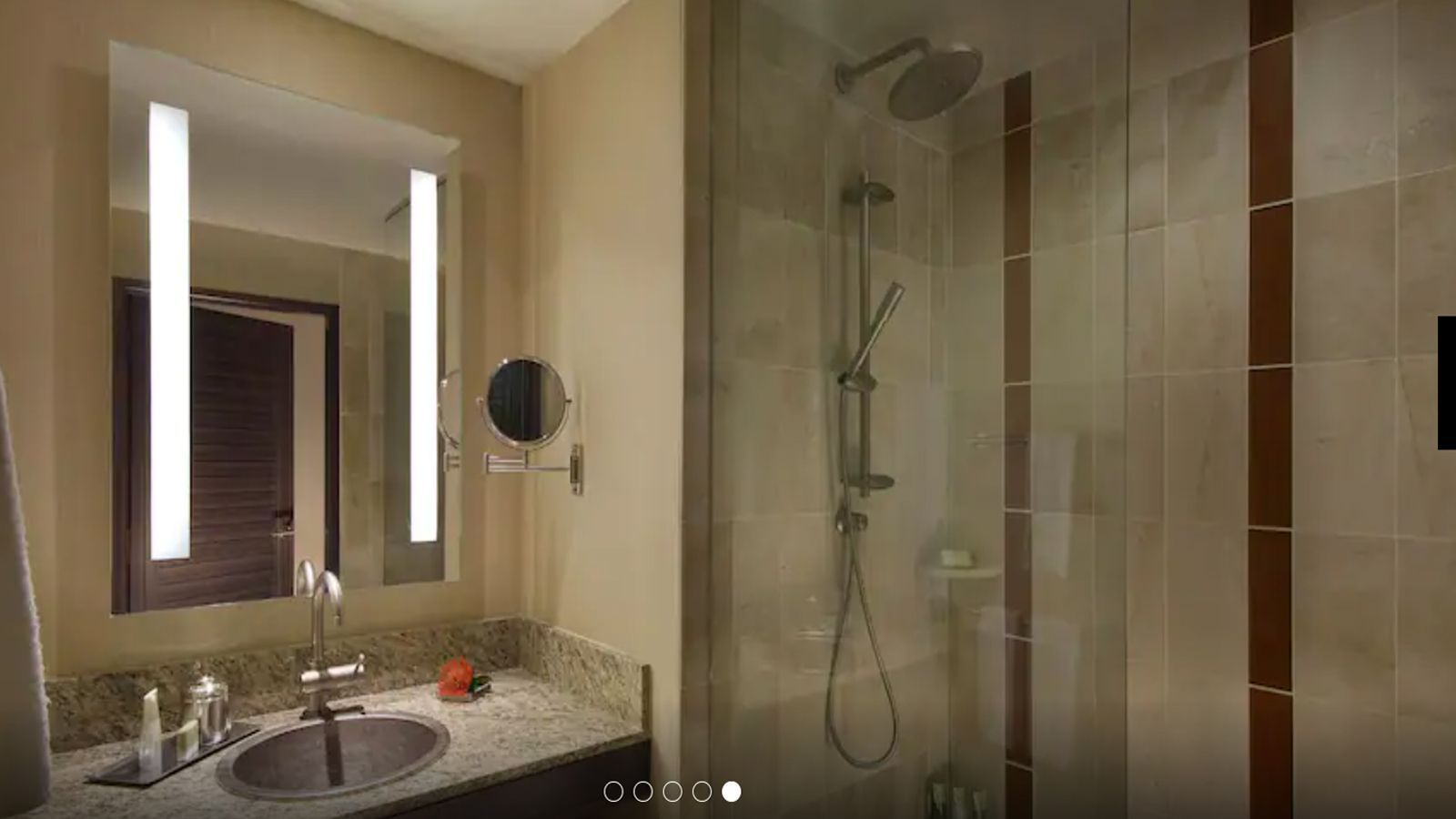 
                <strong>Kansas City Chiefs: Hyatt Regency Scottsdale Resort and Spa at Gainey Ranch</strong><br>
                Im Badezimmer wartet eine große Dusche auf die Spieler.
              