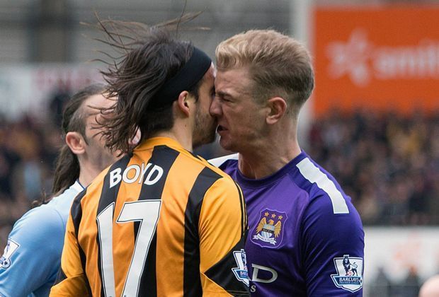 
                <strong>Papiss Cisse: Spuckattacke auf Gegenspieler</strong><br>
                In der Premier League kam es schon öfter zu Spuckattacken. Vergangene Saison z. B. bespuckte George Boyd von Hull City Manchester-City-Keeper Joe Hart bei diesem Gerangel und wurde dafür von der FA für drei Spiele gesperrt.
              