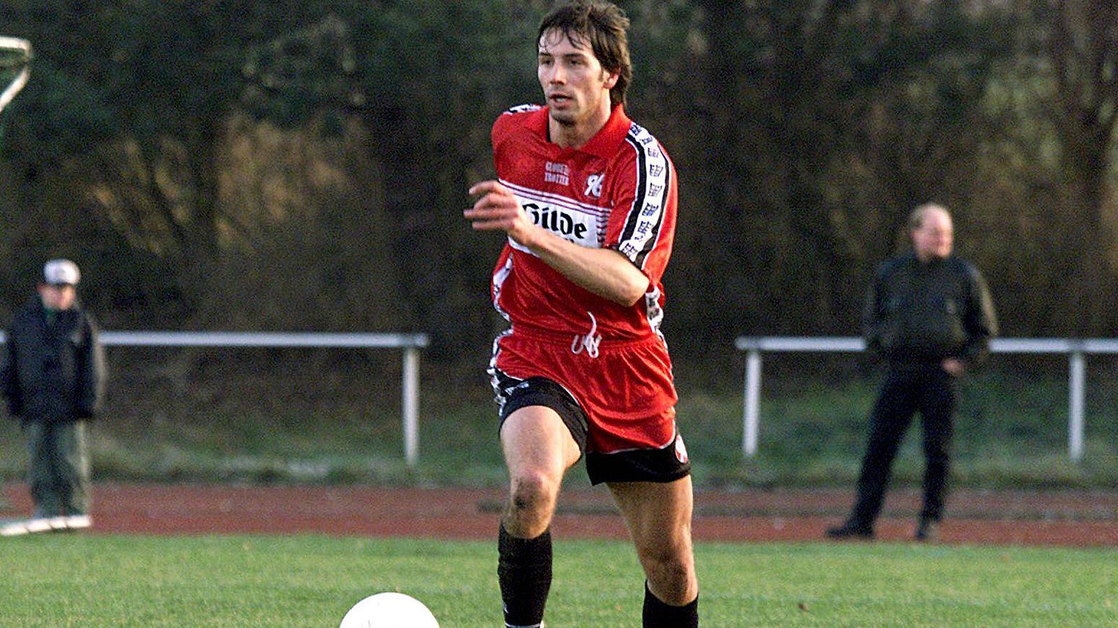 
                <strong>Marco Rose</strong><br>
                Als Linksverteidiger stand Marco Rose einst im deutschen Profifußball seinen Mann. Der heutige Trainer von RB Leipzig pendelte als Profi nach der Ausbildung in seiner Geburtsstadt Leipzig zwischen Mainz und Hannover 96. Neben 119 Zweitliga-Einsätzen kickte Rose mit den Mainzern auch noch 65 Mal in Deutschlands Fußball-Oberhaus.
              