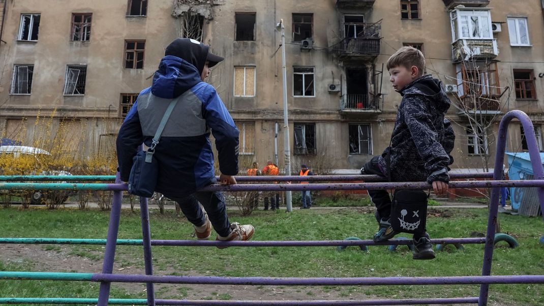 Aufwachsen inmitten des Krieges: So sieht die Realität tausender Kinder in der Ukraine aus.