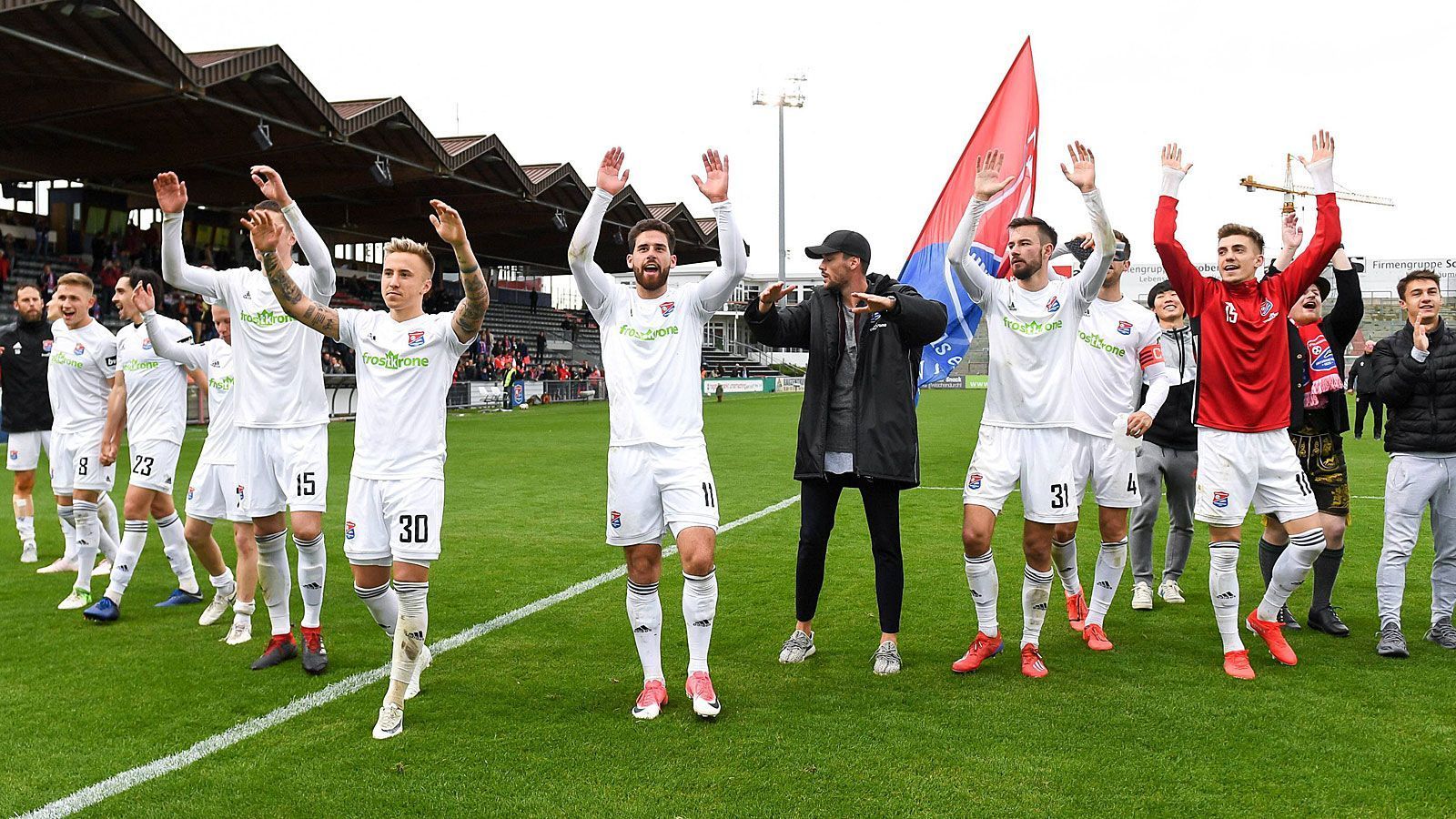 
                <strong>Unterhaching ist bester aktiver Klub in ewiger Tabelle</strong><br>
                Die Münchner Vorstädter stehen in der ewigen Drittliga-Tabelle auf Rang vier - und sind damit nach dem Aufstieg von Krösus SV Wehen Wiesbaden und dem Zweiten VfL Osnabrück der am besten platzierte Verein in diesem Ranking. Es wird die zehnte Saison für die SpVgg in der 3. Liga - mehr hat noch kein Verein absolviert. Ihr Drittliga-Debüt geben dagegen die Aufsteiger Waldhof Mannheim und Viktoria Köln - als Nummer 56 und 57.
              