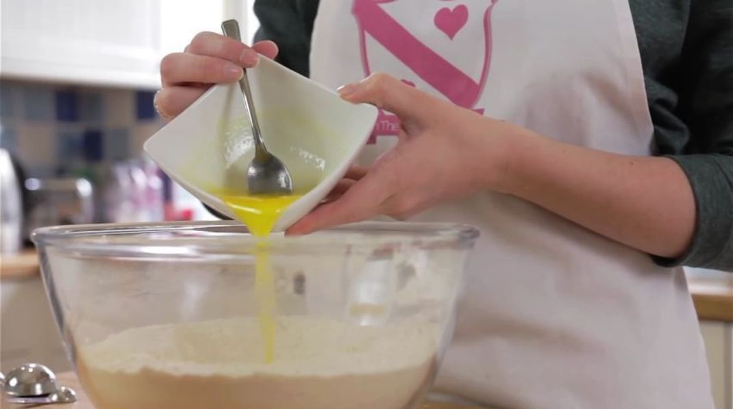 Auch geschmolzene Butter gehört in den Teig. Diese können Sie ganz einfach in der Mikrowelle schmelzen.