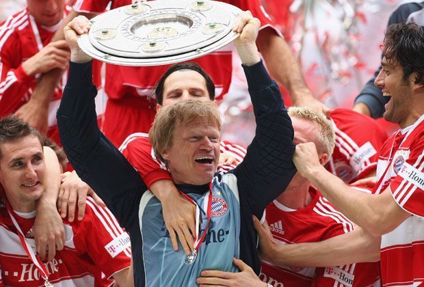 
                <strong>Meister: 2008</strong><br>
                2008: Der "Titan" Oliver Kahn verabschiedet sich von der Fußballbühne. Bayern ist dank neuer Stars wie Franck Ribery und Luca Toni nicht aufzuhalten und steht vom ersten bis zum letzten Spieltag auf Platz eins.
              