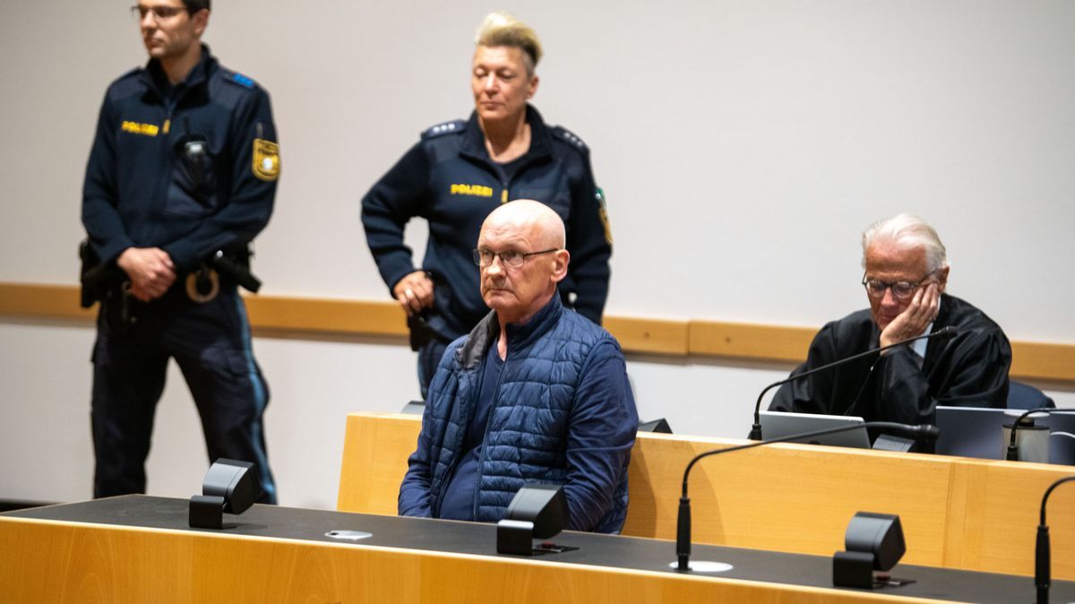 Der Angeklagte Gerhard B. (vorn) sitzt im Landgericht. 