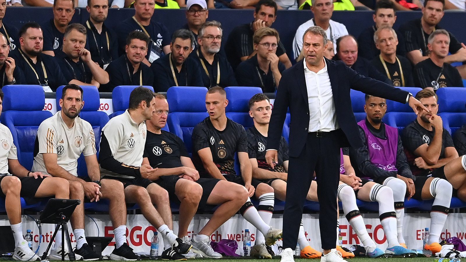 
                <strong>Wer könnte der Nachfolger von Flick werden? </strong><br>
                … wegen des Mangels an aus Sicht der DFB-Spitze geeigneten Alternativen. Dabei ist die Gefahr real, dass nach der verkorksten WM in Katar 2024 das dann bereits vierte Turnier in Folge in den Sand gesetzt wird. Sollte also – möglicherweise auch erst nach weiteren Rückschlägen im September gegen Japan und Frankreich - doch noch die Notbremse gezogen werden: Wer käme dann als Nachfolger überhaupt in Frage? 
              