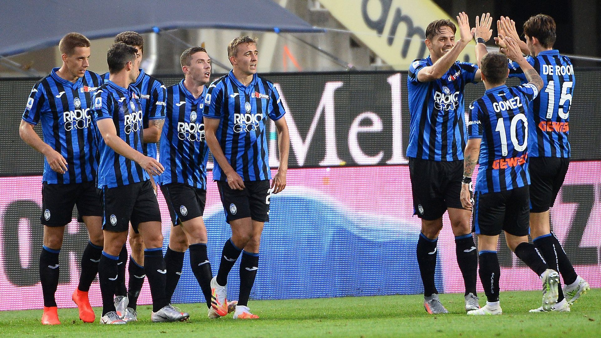 
                <strong>Atalanta Bergamo (Italien)</strong><br>
                Bergamo ist das Überraschungsteam der Saison 2019/20. Nach Startschwierigkeiten in der Gruppenphase mit drei Niederlagen in drei Spielen mauserte sich Atalanta zum Favoritenschreck, warf im Achtelfinale den FC Valencia aus dem Wettbewerb und trifft im Viertelfinale nun auf Paris Saint-Germain. In der Serie A werden die Lombarden die Saison auf den Plätzen 2 bis 4 abschließen und sich damit für die Champions League qualifizieren.
              