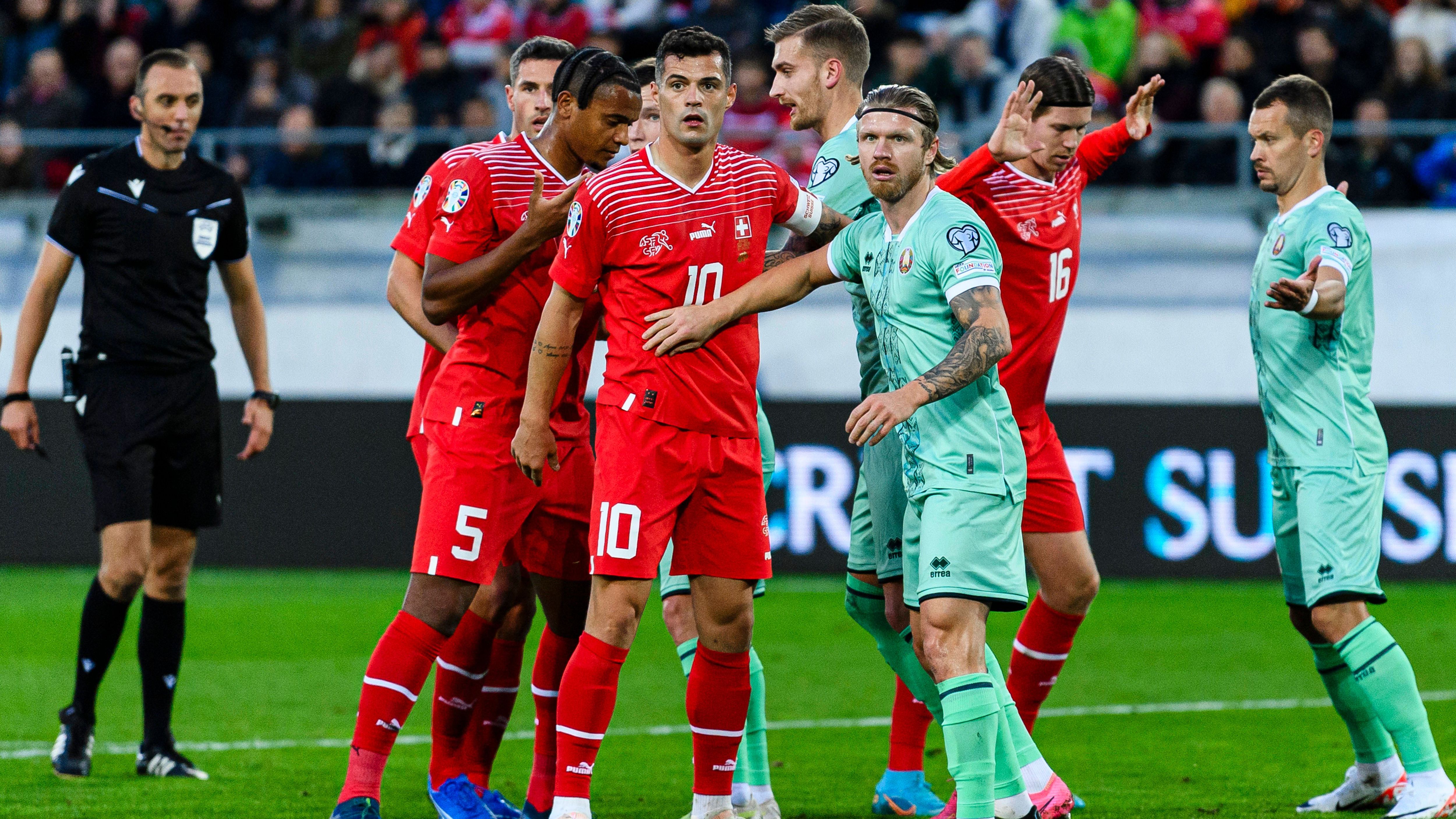 <strong>Schweiz</strong><br>Im letzten Gruppenspiel geht es gegen die Eidgenossen, die in den zurückliegenden Jahren immer wieder nennenwerte Siege gegen Top-Teams feierten. Die EM-Quali lief derweil eher durchwachsen. So wurden die Schweizer nach unzähligen Unentschieden (unter anderem gegen Kosovo, Belarus und Israel) hinter Rumänien nur Zweiter in der Gruppe, was nicht unbedingt zu einer guten Stimmung beitrug.