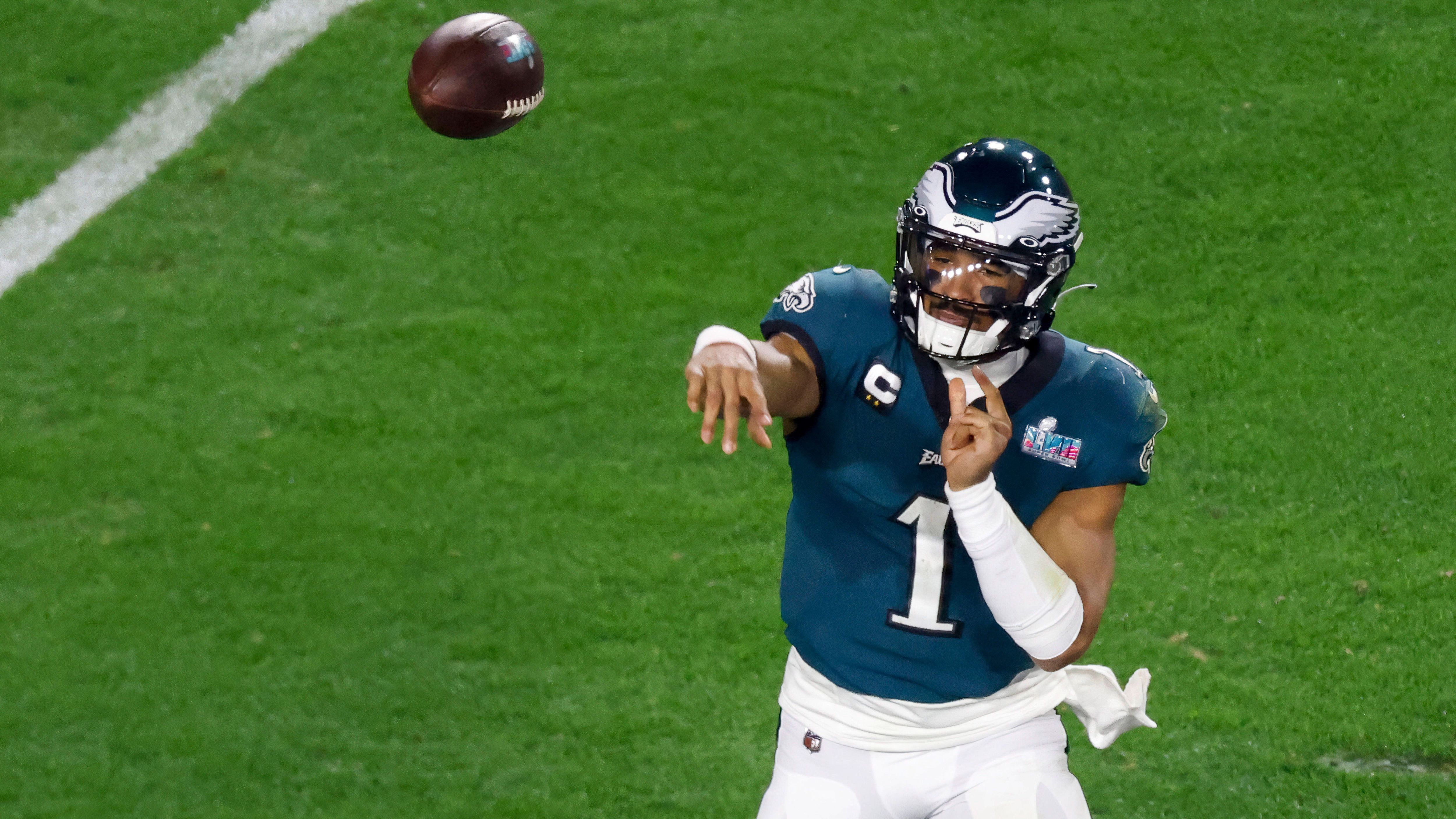 
                <strong>Platz 2: Jalen Hurts (Philadelphia Eagles)</strong><br>
                Auch die Silbermedaille geht an einen Quarterback. "Phillys" Nummer 1 ist sogar noch beliebter als Mahomes. Jalen Hurts hat schließlich eine bombastische Saison hinter sich und eine riesengroße Fanbase bei den Philadelphia Eagles.
              