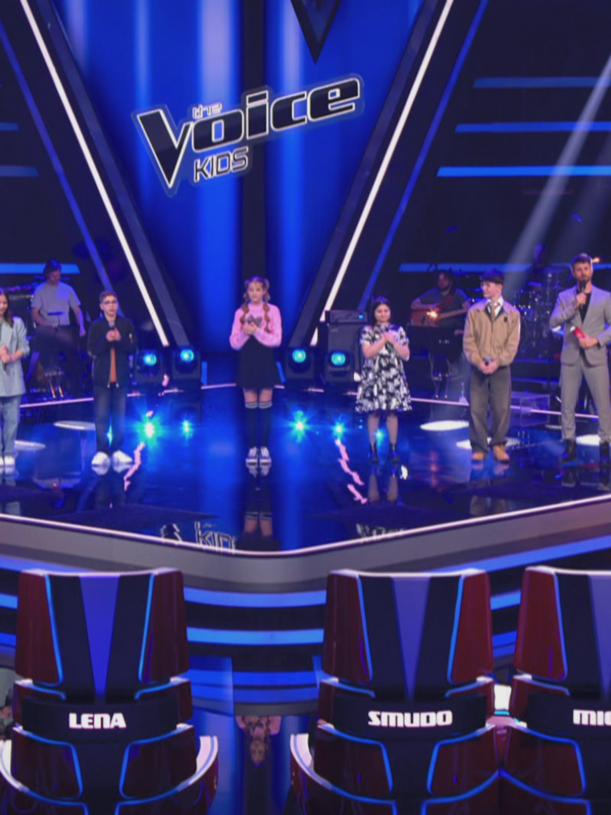 Entscheidung bei den Sing-Offs von "The Voice Kids" 2024: Christina, Yuval, Rosalie, Erika und Jakob stehen mit Thore auf der Bühne