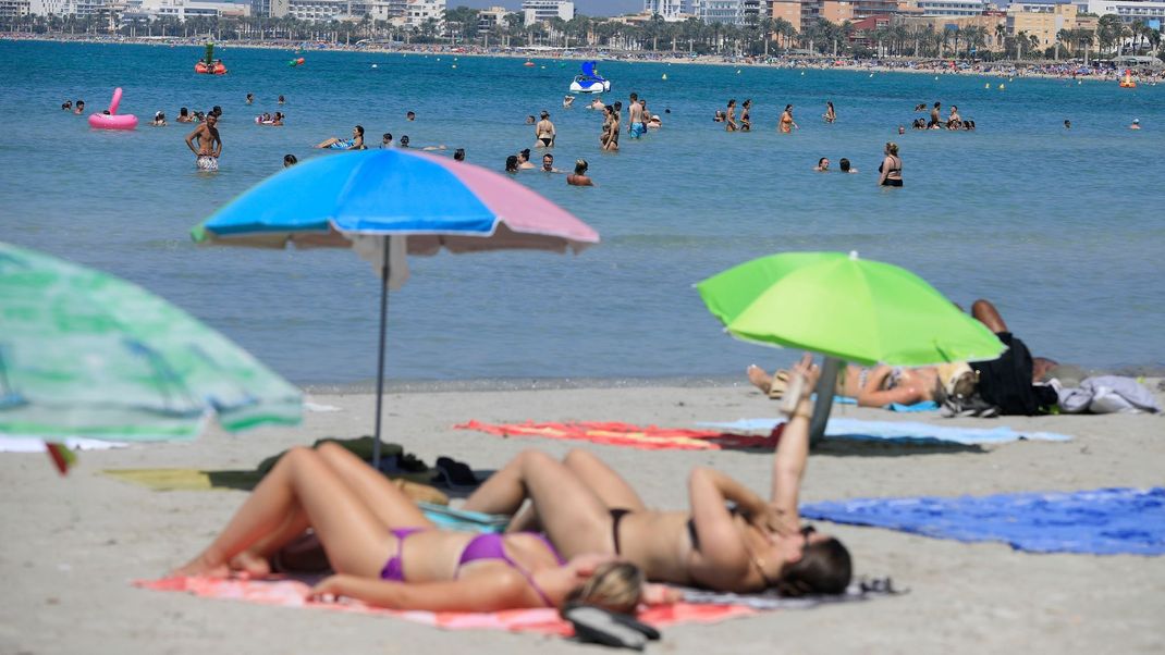 Auf Mallorca ist ein Tourist beim Sturz vom Hotel ums Leben gekommen. (Symbolbild)