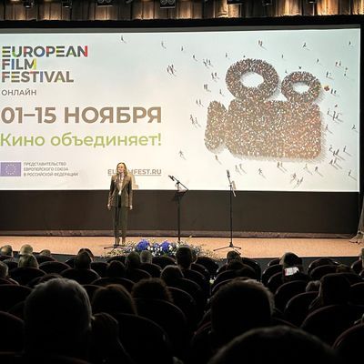 Zuschauer in einem Kinosaal in Moskau sehen eine Leinwand mit einer Ankündigung des EU-Filmfestivals.