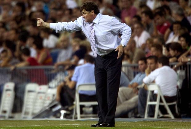 
                <strong>Jose Antonio Camacho</strong><br>
                Trainer Nummer drei: Jose Antonio Camacho. Florentino Perez holte den Spanier von Benfica Lissabon zu den Madrilenen und ermöglichte Camacho Transfers in einer Höhe von 57 Millionen Euro.
              
