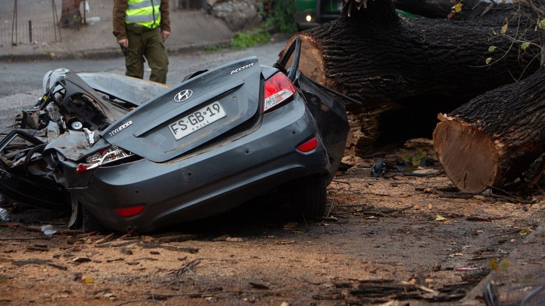 In Chile haben schwere Regenfälle für Überflutungen gesorgt. Zwei Menschen seien von umstürzenden Bäumen erschlagen worden.