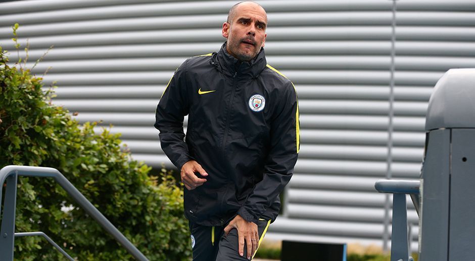 
                <strong>Guardiola vs. Gladbach</strong><br>
                Pep Guardiola tritt mit Manchester City in der Gruppenphase der Königsklasse 2016/2017 gegen Borussia Mönchengladbach an. Gegen die Fohlenelf musste der katalanische Coach jedoch schon das ein oder andere Mal als Verlierer vom Platz gehen - und zwar als Trainer des FC Bayern. In sechs Partien gegen die Gladbacher durfte Guardiola nur zwei Mal einen Sieg feiern. Die Borussia als Angstgegner? Wir zeigen euch die bisherigen Duelle der "Fohlen" gegen den Star-Trainer.
              