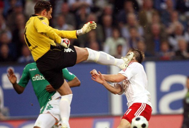 
                <strong>7.5.2008: Tim Wiese (Werder Bremen)</strong><br>
                Im Nord-Derby zwischen Werder Bremen und dem Hamburger SV brennt ohnehin immer die Luft. Dieser üble und eingesprungene Tritt von Tim Wiese gegen HSV-Stürmer Ivica Olic heizt die Stimmung zusätzlich an. Der Kroate kommt jedoch glücklicherweise mit ein paar Kratzern davon.
              