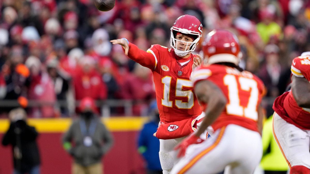 Kansas City Chiefs quarterback Patrick Mahomes (15) completes a pass to Kansas City Chiefs wide receiver Richie James (17) in the 3rd quarter against the Cincinnati Bengals at Arrowhead Stadium in ...
