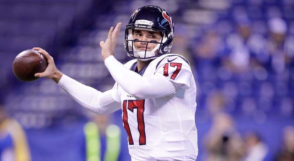 
                <strong>Verlierer: Brock Osweiler</strong><br>
                In Week 15 reicht es Bill O'Brian einfach: Nach miserablen Leistungen setzt der Head Coach der Houston Texans Quarterback Brock Osweiler auf die Bank. Für ihn kommt Tom Savage, der seit 2014 bei der Franchise unter Vertrag steht. Die Fans begrüßen die Aktion: Während Savage unter tosendem Applaus aufläuft, pfeifen die Anhänger Osweiler gnadenlos aus. Dabei sollte Osweiler eigentlich der Heilsbringer werden. 72 Millionen Dollar war den Texans Osweiler wert. Durch Leistung zurückgezahlt hat er davon kaum einen Cent.
              