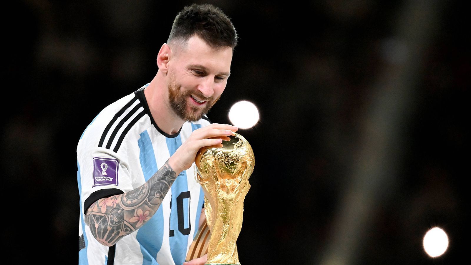 
                <strong>Die Gewinner der "The Best FIFA Football Awards" 2023</strong><br>
                In Paris fand am Montag "The Best FIFA Football Awards", die FIFA-Weltfußballer-Wahl, statt. ran zeigt die Gewinner und Gewinnerinnen im Überblick. Spoiler: Argentinien räumt ab, der wahre Feel-Good-Moment kommt aber durch den Puskas Award.
              