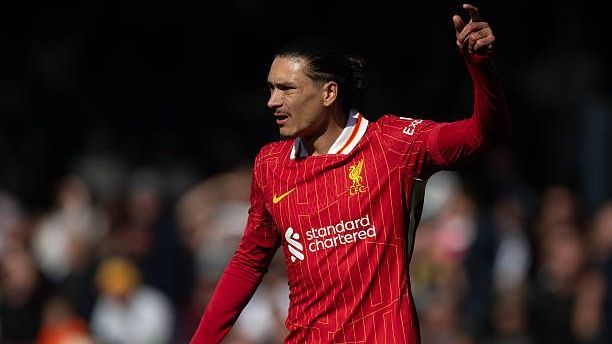 <strong>Platz 15 (geteilt): Darwin Nunez (von Benfica Lissabon zum FC Liverpool)</strong><br>Auch der Stürmer aus Uruguay kostete eine Ablösesumme von <strong>85 Millionen Euro</strong> - im Juli 2022 verpflichtete der FC Liverpool den Youngster aus der portugiesischen Liga. Mit den Reds gewann Darwin Nunez in diesem Jahr die Premier League. Unter Neu-Trainer Arne Slot hat der Offensivspieler jedoch einen schweren Stand - sein Vertrag läuft noch bis Sommer 2028.