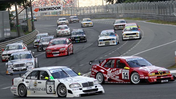 
                <strong>Tourenwagen Classics</strong><br>
                Das Tourenwagen Classics bringt die DTM-Klassiker der Achtziger- und Neunzigerjahre zurück auf die Strecke – in diesem Jahr auf dem Lausitzring und beim Finale in Hockenheim. "Auch bei der DTM muss die Historie einen Platz haben. Die Fans schätzen es und es passt zur DTM", hatte DTM-Chef Gerhard Berger bei der Premiere der Serie im Rahmenprogramm 2017 erklärt. Bei den Fans kam der Besuch der alten Boliden und alten Recken gut an.
              