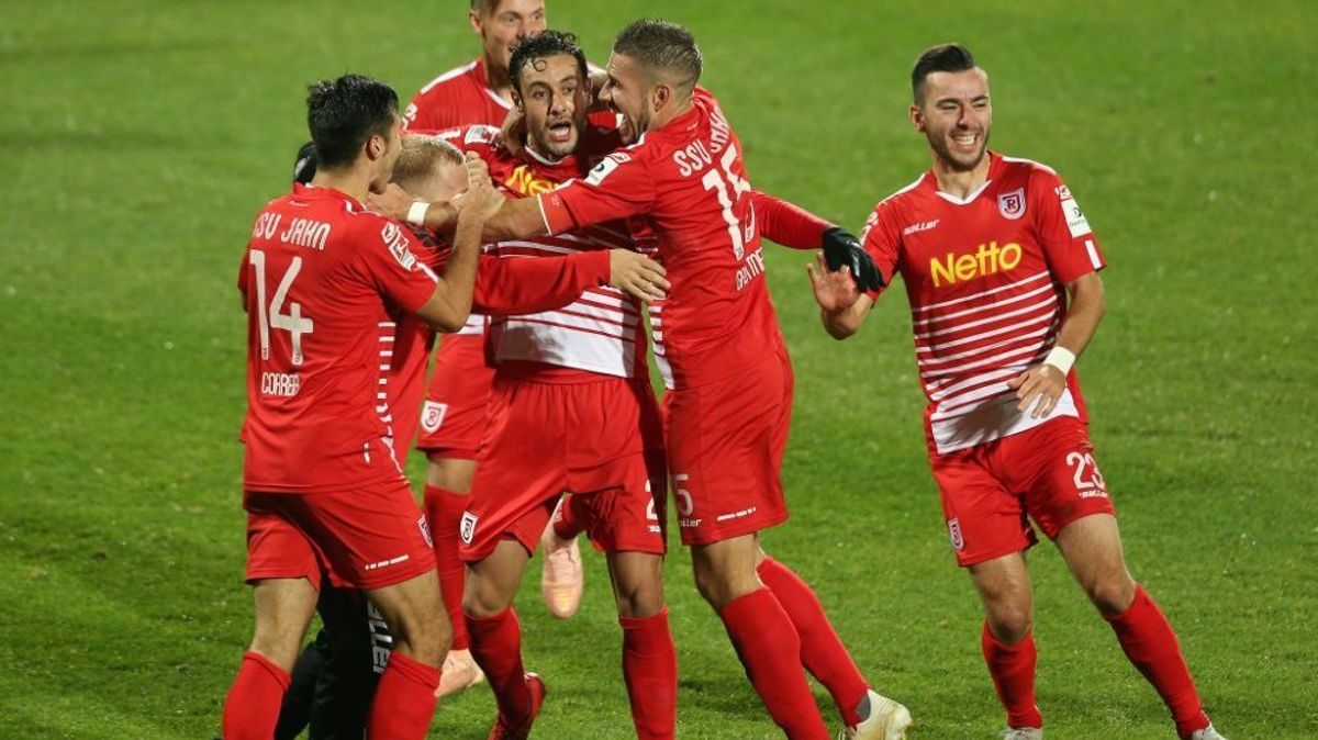 Jahn Regensburg feiert den Punktgewinn in Sandhausen