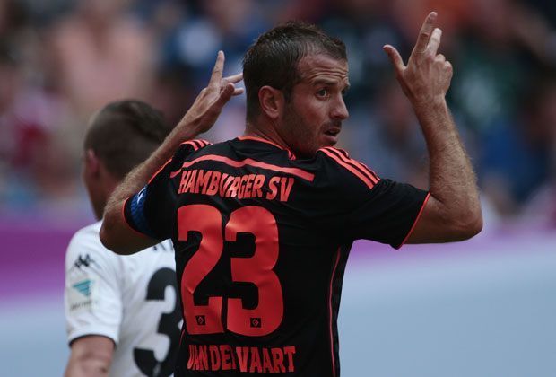 
                <strong>Hamburger SV - Rafael van der Vaart</strong><br>
                Nach der desaströsen Saison des Hamburger SV gab es einige Spekulationen, ob Rafael van der Vaart den Verein verlässt. Doch das wird offenbar nicht passieren. Der Niederländer bekommt das Vertrauen von Coach Mirko Slomka und bleibt Kapitän.
              