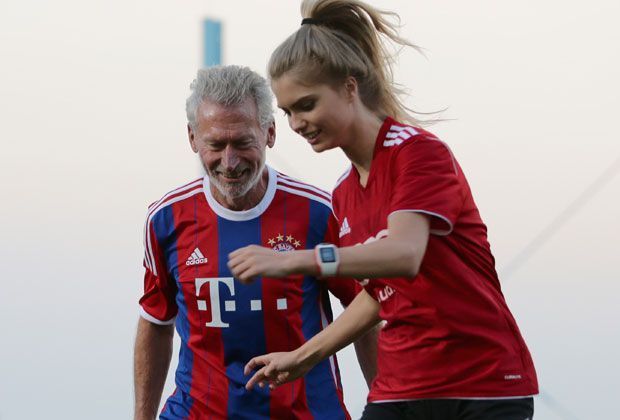 
                <strong>Bayern Münchens US-Tour</strong><br>
                Bei einem Legenden-Spiel steht Paul Breitner dem Model Alexandria Morgan gegenüber.
              