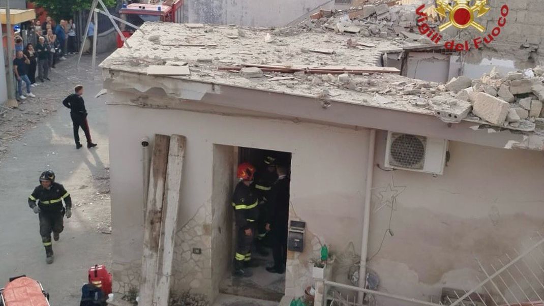 Rettungskräfte in dem zerstörten Haus in Saviano.