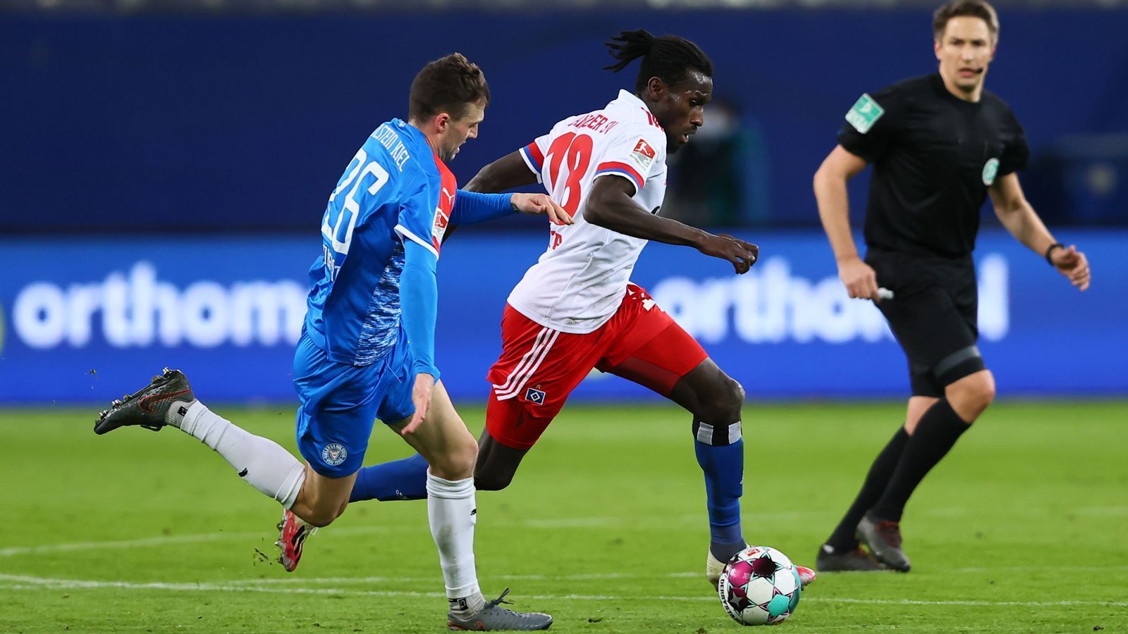 
                <strong>Die HSV-Noten gegen Holstein Kiel</strong><br>
                Der Hamburger SV kann auch das zweite Nord-Derby binnen weniger Tage nicht gewinnen. Nach dem 0:1 beim FC St. Pauli zeigt sich das Team von Trainer Daniel Thioune gegen Holstein Kiel deutlich verbessert. Trotz drückender Überlegenheit und vieler Chancen will der Siegtreffer aber nicht fallen - es bleibt beim 1:1 (zum Spielbericht). ran.de hat die HSV-Spieler benotet.
              