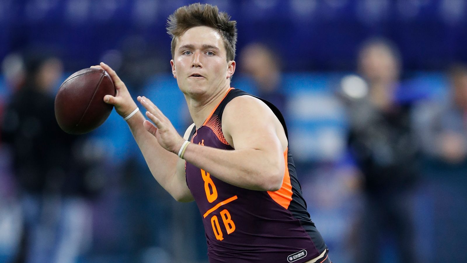 
                <strong>Drew Lock (Quarterback, Missouri)</strong><br>
                Spuckte vor dem Combine große Töne, als er sich als besten Quarterback seines Jahrgangs bezeichnete. Eine gewagte These in Anbetracht der Konkurrenz um Kyler Murray und Dwayne Haskins. Ließ seinen Worten dann aber Taten folgen. Seine 4,69 Sekunden beim 40-Yard Dash waren deutlich schneller, als von ihm erwartet wurde. Besitzt einen starken Arm und besticht darüber hinaus durch seine Passgenauigkeit. Trotz teils inkonstanter Leistungen am College dürfte er als einer der Gewinner der bisherigen Offseason beim Combine seinen Weg in die Top 10 des Drafts geebnet haben.
              