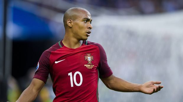 
                <strong>Joao Mario (Portugal)</strong><br>
                Joao Mario (Portugal): Hat er überhaupt mitgespielt? Auf der linken Offensivseite der Portugiesen so gut wie ohne Ballkontakt und gefährliche Aktion. Auch seine Standards waren allesamt harmlos. Das war nicht sein Abend. ran-Note: 5.
              