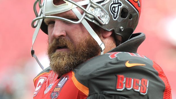 
                <strong>Logan Mankins (Tampa Bay Buccaneers)</strong><br>
                Kurz vor seinem 34. Geburtstag verkündet der Guard seinen Abschied vom Football. Nach 12 Spielzeiten für die New England Patriots und die Tampa Bay Buccaneers macht der siebenmalige Pro-Bowl-Teilnehmer Schluss. Als Bodyguard von Tom Brady erreicht er mit den Patriots 2007 und 2011 den Super Bowl, unterliegt aber jeweils den New York Giants. Seine letzten beiden Spielzeiten verbringt er im Trikot der Bucs.
              