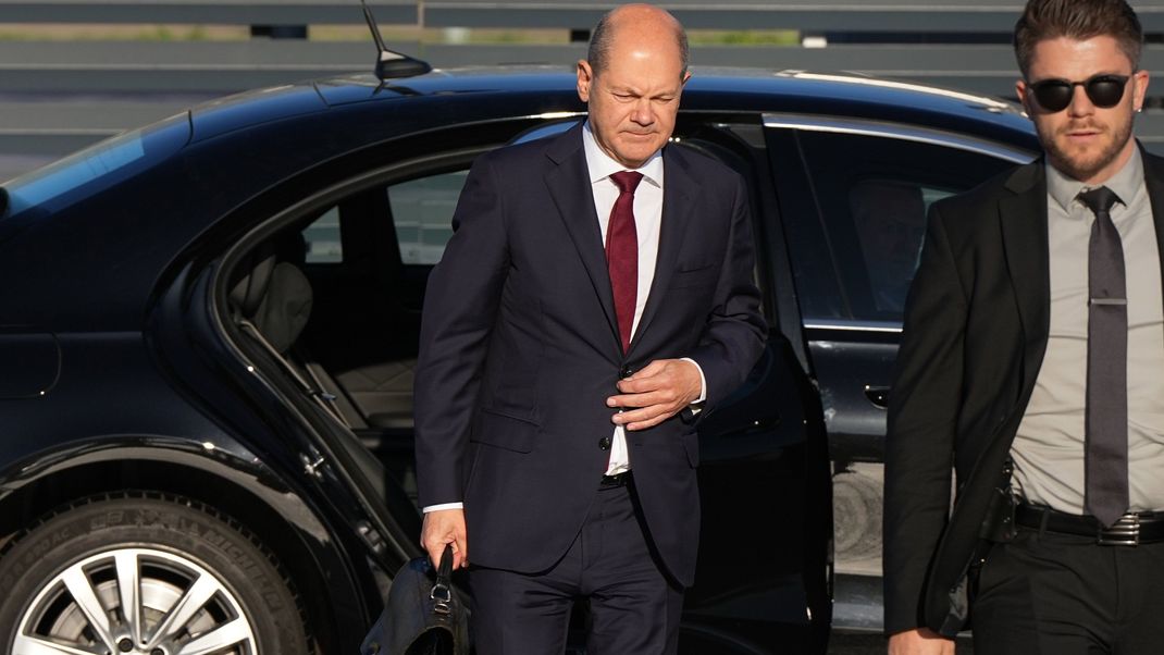 Kanzler Scholz kommt am Flughafen an. 