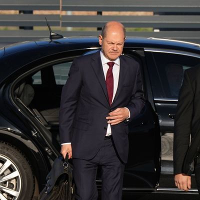 Kanzler Scholz kommt am Flughafen an. 