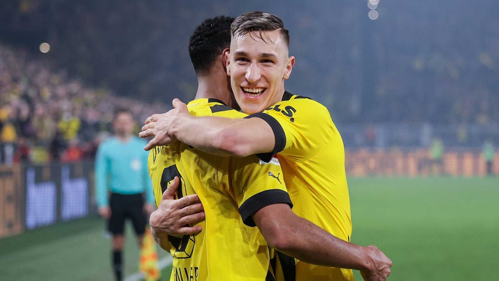 
                <strong>Innenverteidiger: Nico Schlotterbeck (Borussia Dortmund)</strong><br>
                Absoluter Stammspieler beim BVB, wenn auch nicht gänzlich ohne Fehl und Tadel. Neigt immer wieder dazu, zwischen Genie und Wahnsinn zu pendeln, was seine Nominierung durchaus überraschend dastehen lässt. Aber: Schlotterbeck hat sich im Saisonverlauf besonders nach der auch für ihn persönlich verkorksten WM (Stichwort Japan) stabilisiert. Er setzte sich gegen große Konkurrenz in Dortmund (Hummels und Süle) durch, ist mit 66 Prozent gewonnenen Zweikämpfen der statistisch beste Verteidiger der Liga und steht auch angesichts des Tabellenstandes der Borussen nicht unverdient, aber auch nicht unangefochten, im Team der Saison.
              
