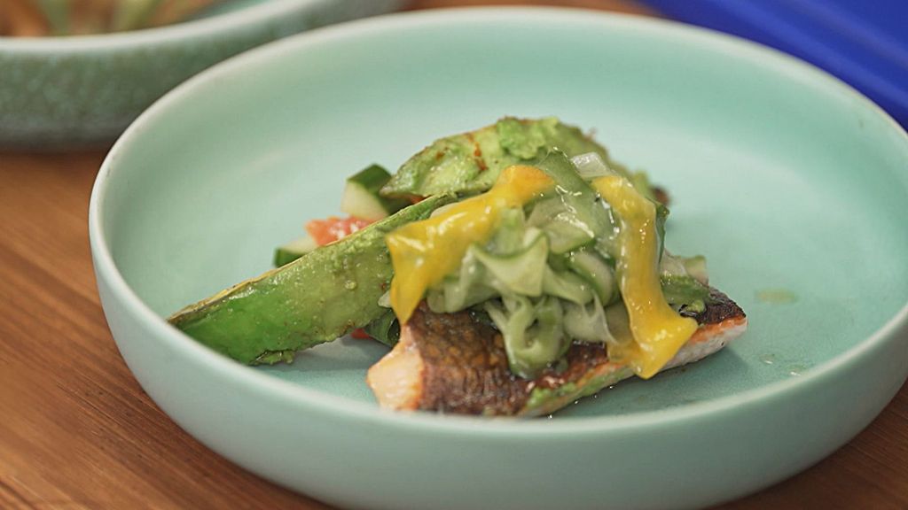 Saibling mit Mango, Gurke und Avocado