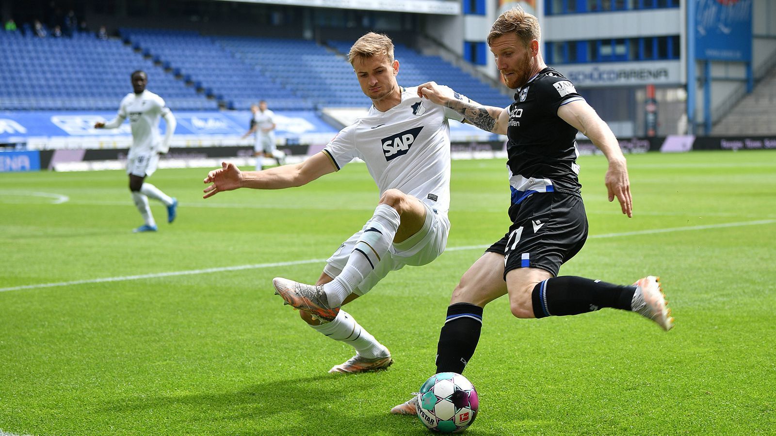 
                <strong>Bielefeld drückt, hitzige Atmosphäre in Augsburg</strong><br>
                Mittlerweile ist die Arminia die bessere Mannschaft und schnuppert an der Führung. Voglsammer und Klos haben dicke Chancen, noch bleibt es aber beim Remis. In Augsburg wird die ohnehin schon hitziger Atmosphäre immer deftiger. Bremen rennt nun an und will den Ausgleich - Bittencourt scheitert am Pfosten. 
              