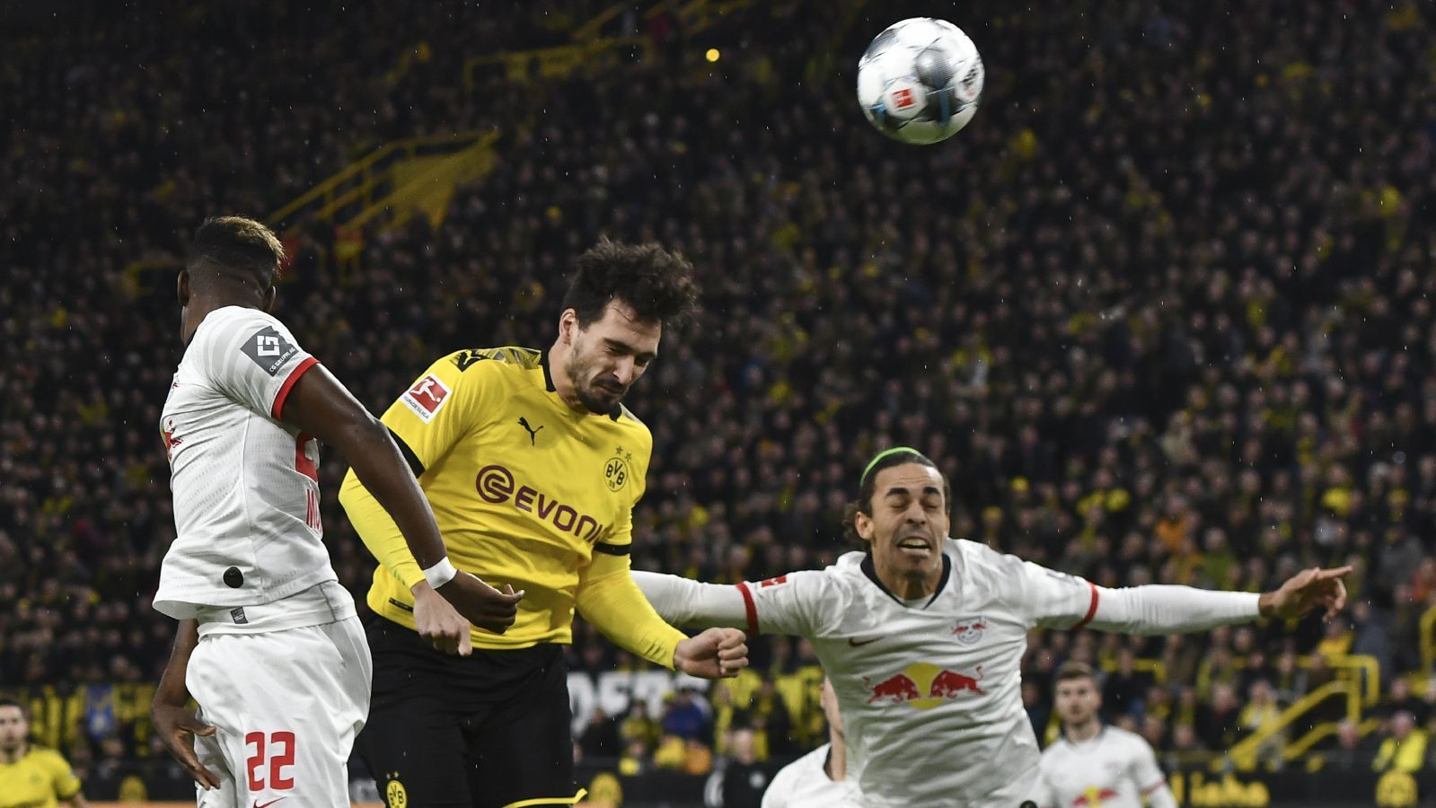 
                <strong>Mats Hummels (Borussia Dortmund)</strong><br>
                Auf Ecke von Hazard verpasst der 2014er Weltmeister per Kopf das 1:0, nach einem zweiten Standard des Belgiers zwingt er Gulacsi per Kopfballbogenlampe zur Parade. Hummels baut das Spiel in letzter Linie auf, wenige Pässe geraten jedoch zu lang. Kurz vor der Pause lässt er Poulsen deutlich zu viel Platz. Auch nach dem Seitenwechsel gibt der Ex-Bayer schonmal Bruder Leichtfuß. ran-Note: 3
              