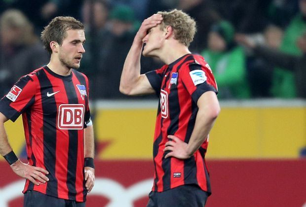 
                <strong>FLOP: Johannes van den Bergh</strong><br>
                Die Rückkehr an die alte Wirkungsstätte gerät für Johannes van den Bergh (r.) zum Desaster. Beim 0:3 in Mönchengladbach patzt Herthas Linksverteidiger zwei Mal folgenschwer: Das erste und dritte Gegentor gehen auf seine Kappe. Der Unglücksrabe ist untröstlich.
              