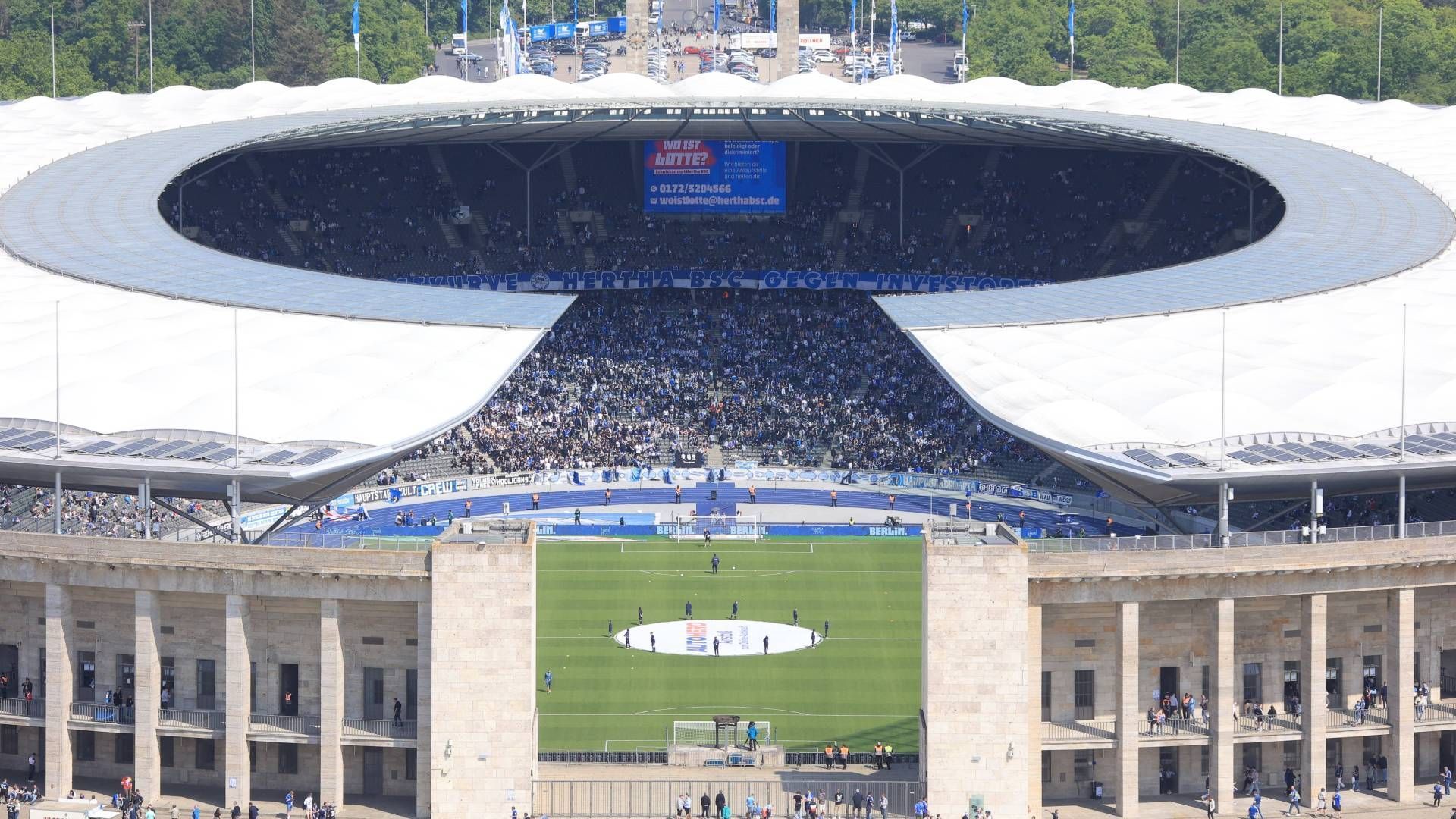 
                <strong>4. Platz (geteilt): Olympiastadion Berlin (Hertha BSC; 17 Punkte)</strong><br>
                Im Jahr 2019 hatte die Hertha mit mageren drei Punkten noch einen der hinteren Plätze belegt, nun aber rasten die Berliner zu 17 Punkten. Ein Aufstieg, wie ihn sich der Klub auch im kommenden Zweitligajahr erhofft. Statt wie zuvor nur (Süßkartoffel)-Pommes und Brezeln bietet die Hertha ihren Zuschauern inzwischen viele weitere Alternativen, darunter vegane Würstchen wie Brat- und Currywurst, Burrito mit Sojageschnetzeltem und Gemüse oder Panini mit getrockneten Tomaten, Rucola und Auberginen.
              