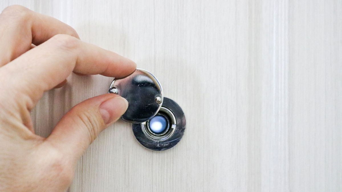 девушка у двери. входная дверь с камерой видеонаблюдения. глазок дверной стальной. дверной глазок d2 inovo. дверной глазок сферический.