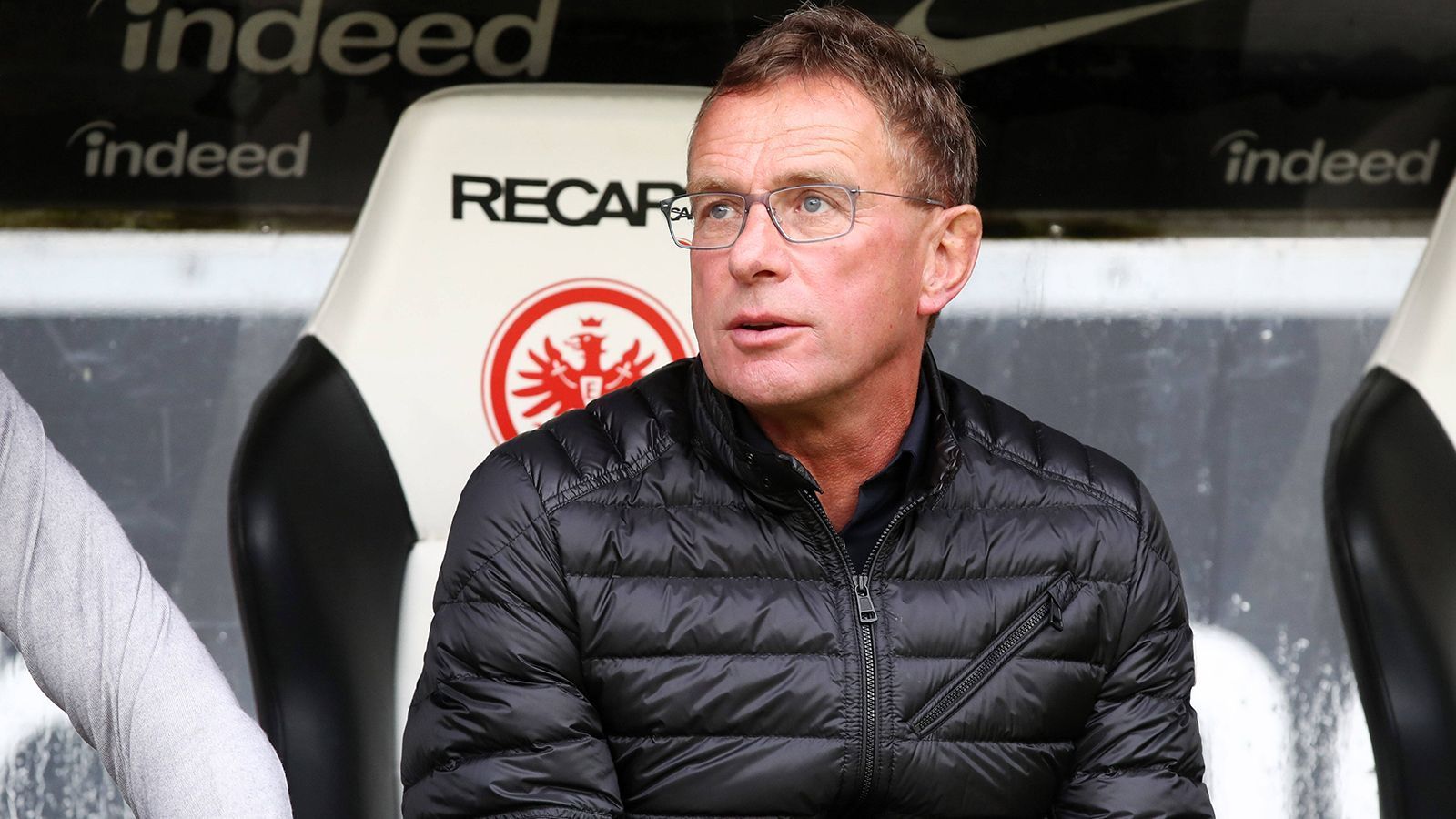 
                <strong>Rangnick-Personalie vom Tisch</strong><br>
                Wie die "Bild" berichtet, wird Ralf Rangnick zukünftig keinen Posten bei der Eintracht im Sommer übernehmen. Der 62-Jährige war zuvor bei den Hessen als Sportvorstand und Trainer in Personalunion im Gespräch gewesen. Rangnick war vor kurzem auch beim FC Schalke 04 in ähnlicher Position im Gespräch. Er sei laut "Sky" ohnehin nicht der Top-Kandidat für einen der beiden Posten in Frankfurt gewesen. Stattdessen könnte ein anderes bekanntes Gesicht übernehmen.
              