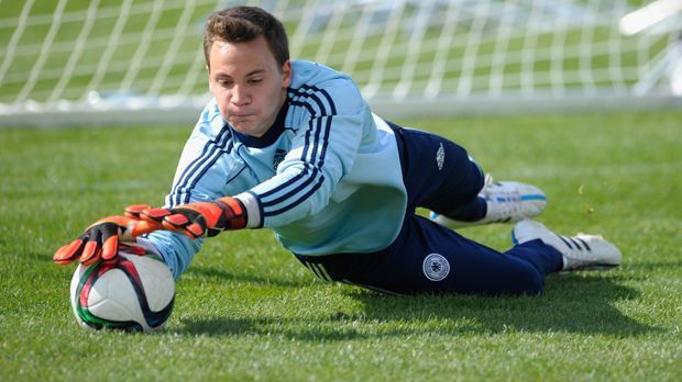 
                <strong>Tor: Constantin Frommann</strong><br>
                Tor: Constantin Frommann. Im Tor steht Constantin Frommann vom SC Freiburg. Er ist die unangefochtene Nummer eins im deutschen Team - dahinter reihen sich Markus Schubert und Finn Dahmen ein. Gegenüber "dfb.de" beschreibt Wück den Keeper: "Sehr gut im Stellungsspiel, auf der Linie und als Fußballer."
              