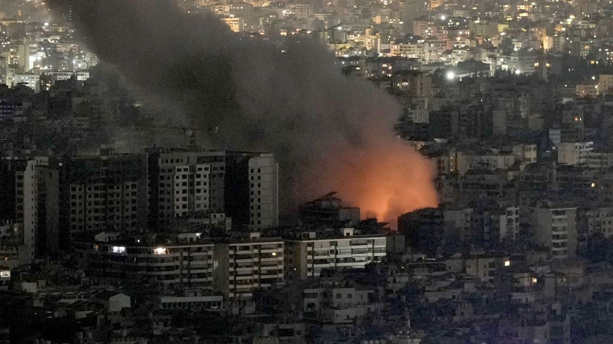 Flammen und Rauch steigen nach einem israelischen Luftangriff auf, im südlichen Vorort Dahiyeh.