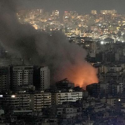 Flammen und Rauch steigen nach einem israelischen Luftangriff auf, im südlichen Vorort Dahiyeh.