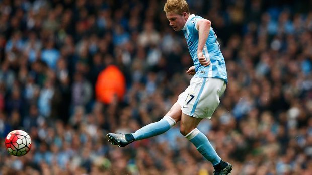 
                <strong>Mittelfeld: Kevin de Bruyne (Belgien) - Wochen-Stärke 87.</strong><br>
                Mittelfeld: Kevin de Bruyne (Belgien) - Wochen-Stärke 87. Durch die Siege über Israel und Andorra ist Belgien für die EM 2016 qualifiziert. Außerdem zieht das Land im November in der FIFA-Weltrangliste vom dritten auf den ersten Platz. Dabei knipst Manchester Citys de Bruyne in den vergangenen zehn Spielen fünf Mal für die Belgier!
              