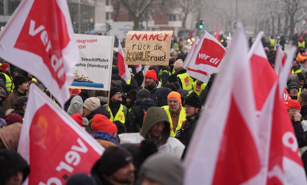 Arbeitnehmer:innen demonstrieren während eines Warnstreiks im öffentlichen Dienst.